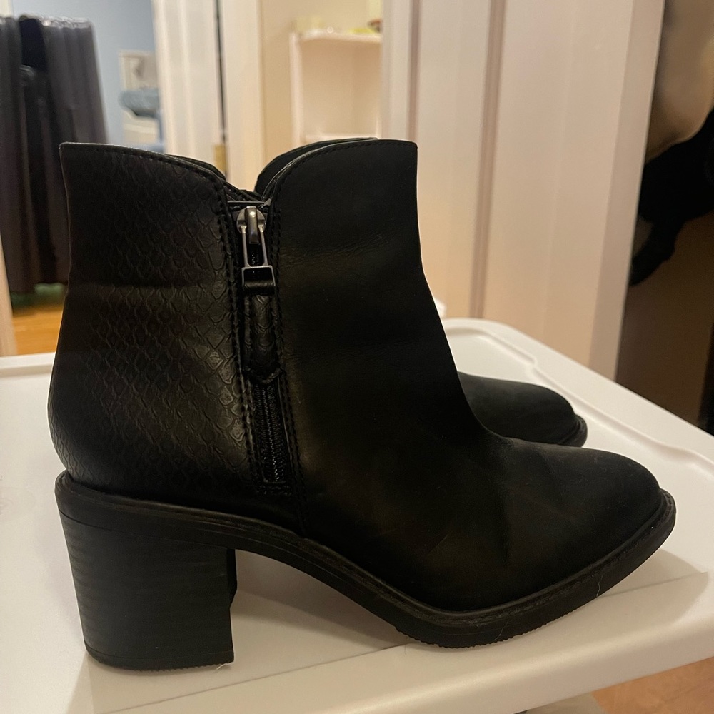Clarks Black heeled zip booties size 7.5